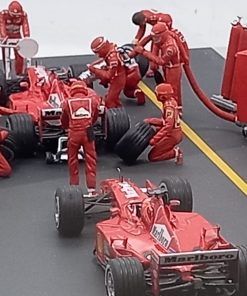 Alternative view of Diorama set Ferrari F2001 #2 R.Barrichello y #1 M.Schumacher Pit Box F1 2001 con figuras (con vitrina metacr.)  1:43 Kit Car 43