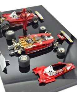 Alternative view of Set Ferrari 312T2 #11 (abierto) N.Lauda (World Ch.) con figura, y #21 G.Villeneuve (G.P.Canadá) F1 1977 (con vitrina metacr.)  1:43 Kit Car 43