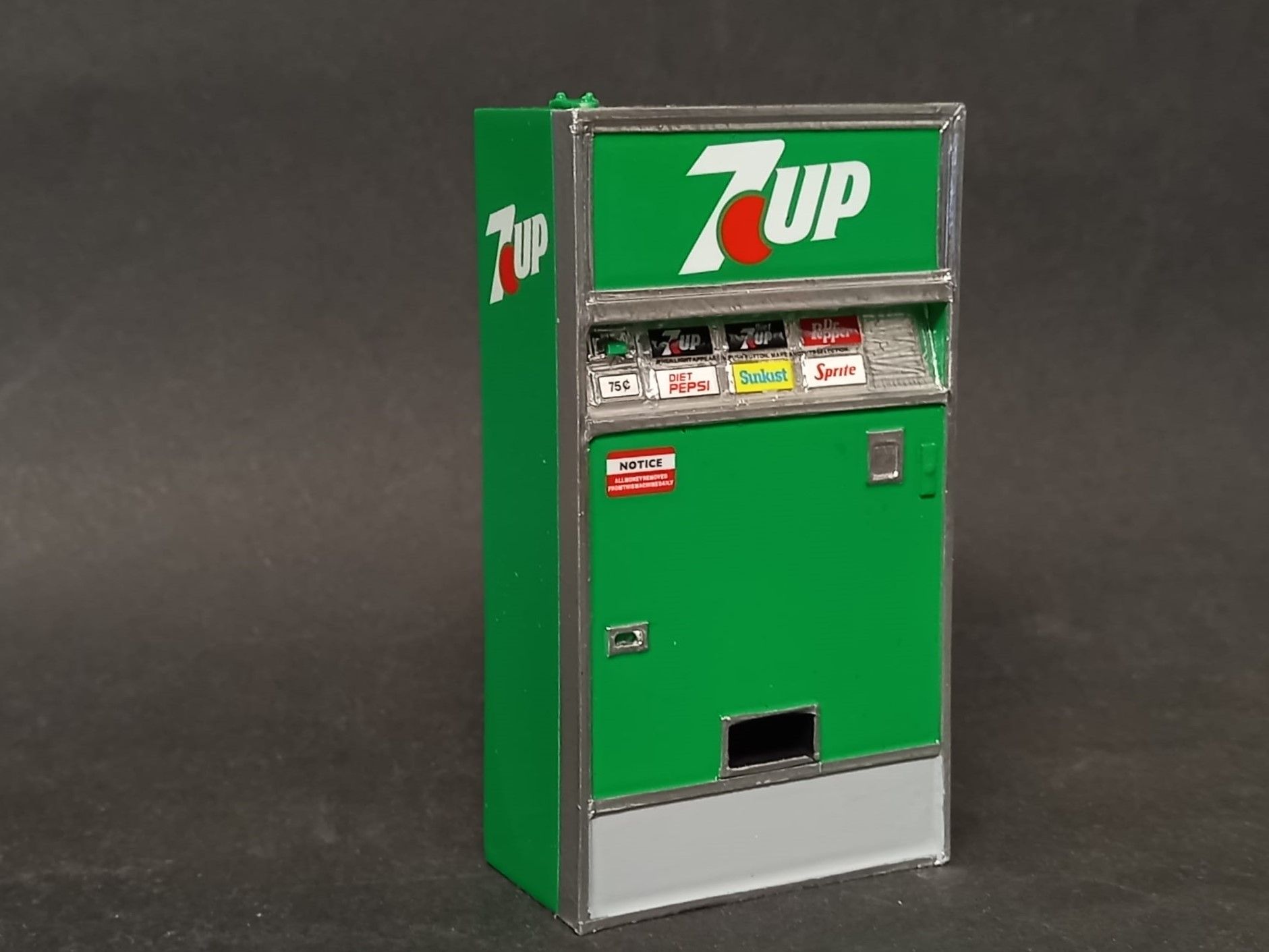 Maquina Seven Up (7 Up) 1:24 Kit Car 43