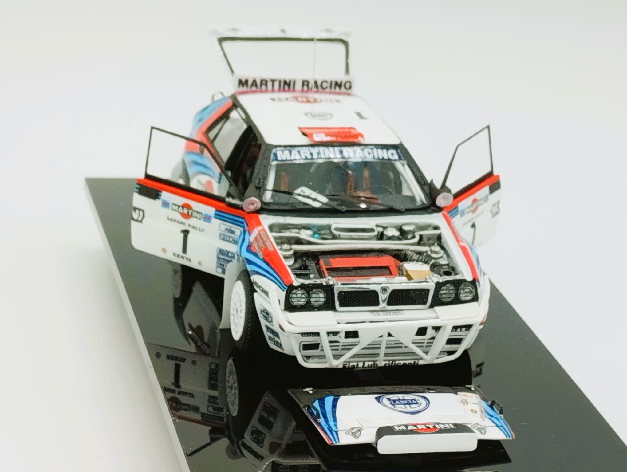 LANCIA DELTA INTEGRALE "MARTINI" #1 J.KANKKUNEN R.SAFARI 1992 (ABIERTO/OPEN)(con vitrina metacrilato abrible) 1:43 KIT CAR 43 - Image 2