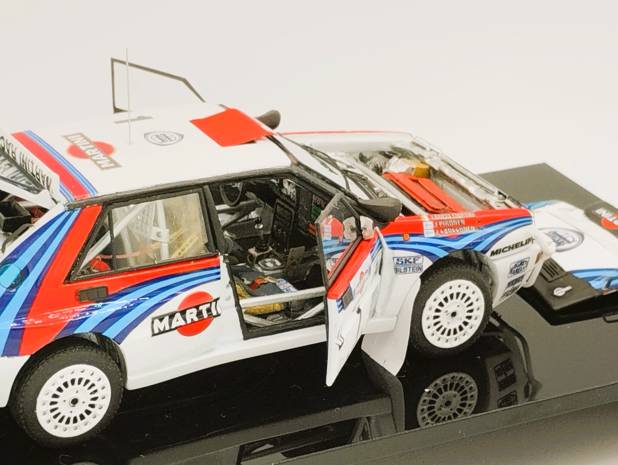 LANCIA DELTA INTEGRALE "MARTINI" #1 J.KANKKUNEN R.SAFARI 1992 (ABIERTO/OPEN)(con vitrina metacrilato abrible) 1:43 KIT CAR 43 - Image 5