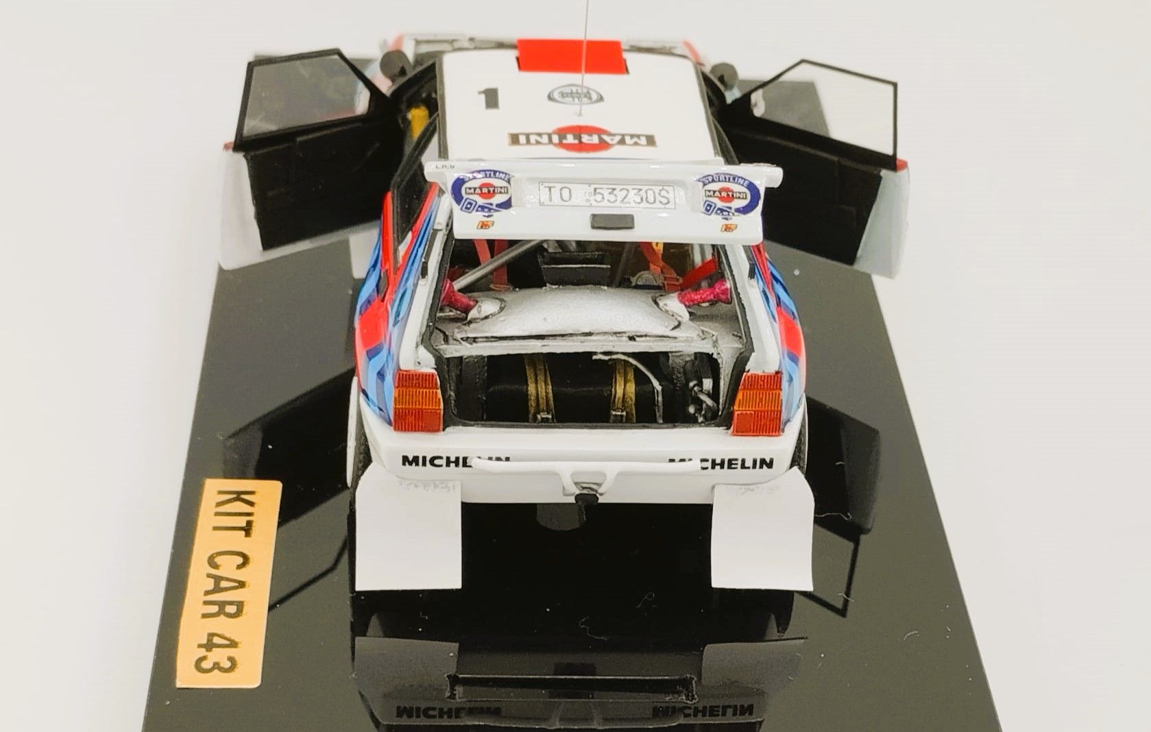 LANCIA DELTA INTEGRALE "MARTINI" #1 J.KANKKUNEN R.SAFARI 1992 (ABIERTO/OPEN)(con vitrina metacrilato abrible) 1:43 KIT CAR 43 - Image 3