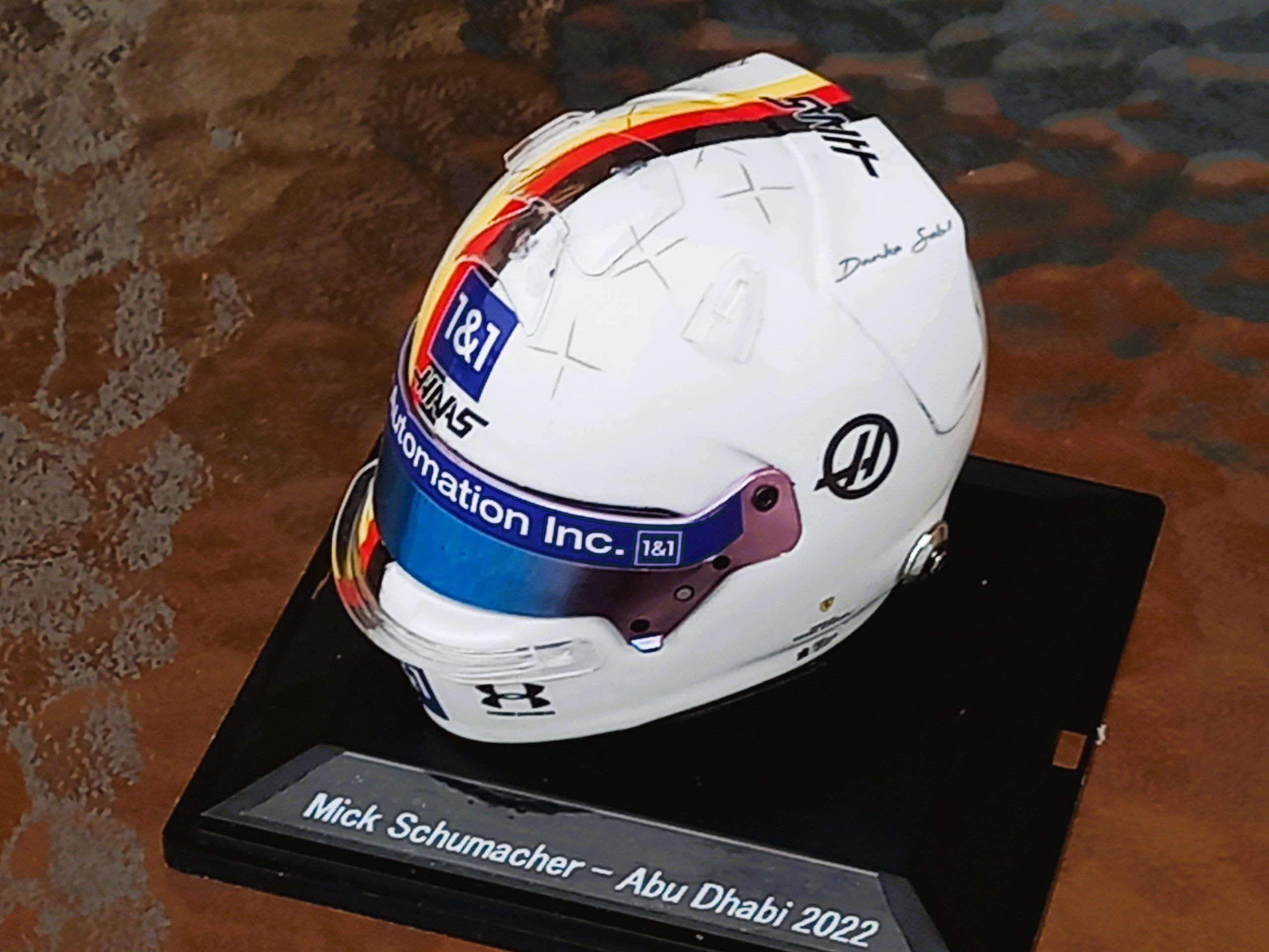 Casco Mick Schumacher Abu Dhabi 2022 (tributo S.Vettel) 1:5 Kit Car 43