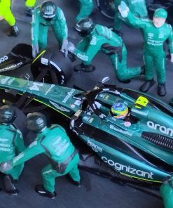 Diorama Pit Box F1 Aston Martin AMR23 F.Alonso 2023 (15 figuras) (medidas: 16,5x12x6 cms) 1:43 Kit Car 43 - Image 3