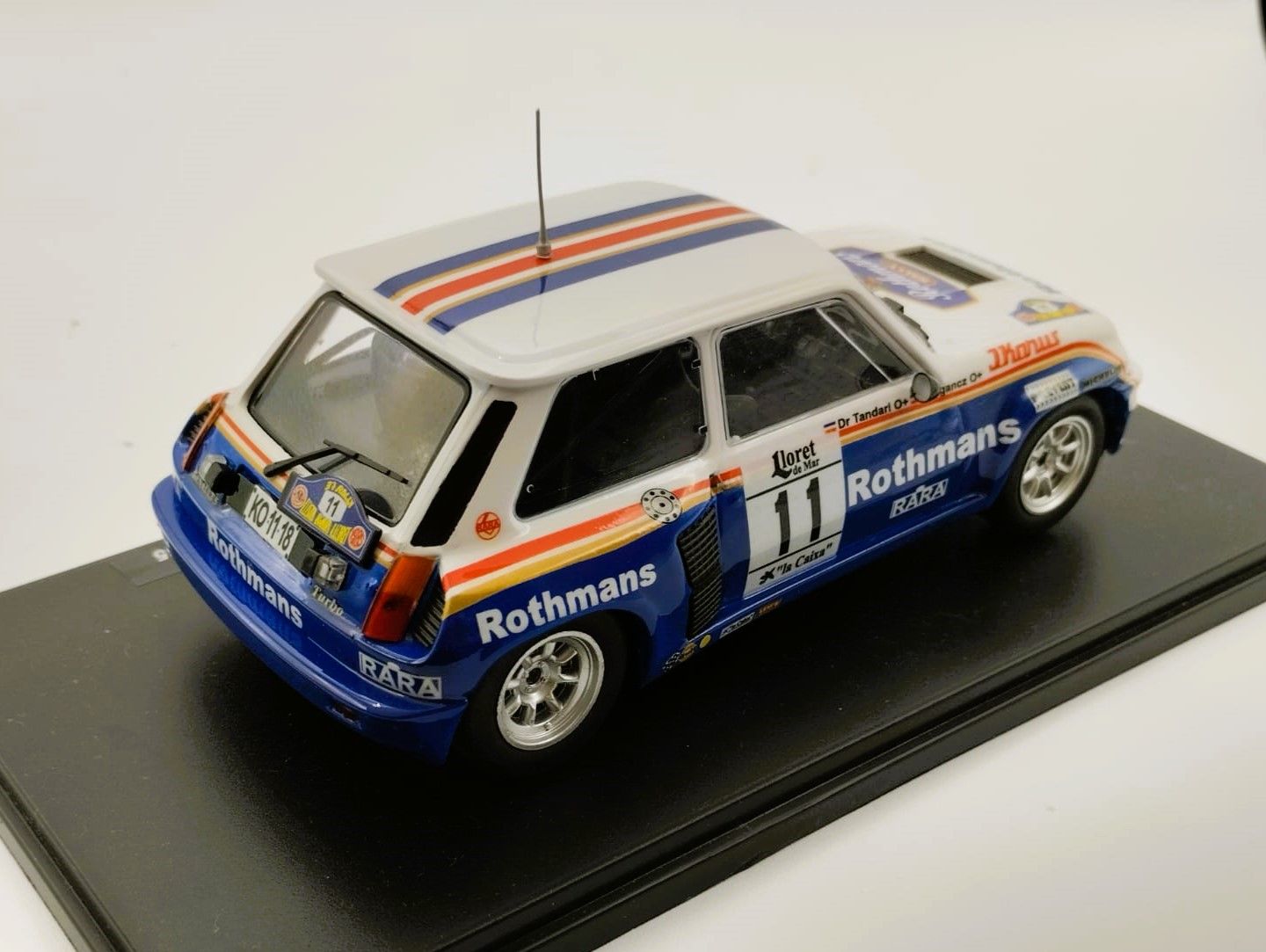 Renault 5 Turbo "Rothmans" #11 A.Ferjanz-Dr.Tandari Rallye Costa-Brava 1985 (con vitrina) 1:24 Kit Car 43 - Image 3