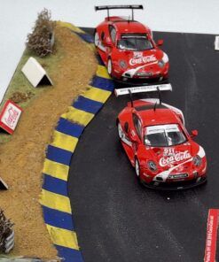 Alternative view of [DIORAMA] Curva circuito con dos Porsche 911 RSR Coca-Cola Petit Le Mans 2019 (en Vitrina 23,6 x 10 x h:10 cms)  1:64 Kit Car 43
