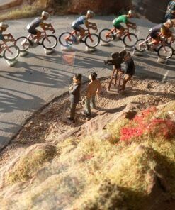 [DIORAMA] Tramo de subida Vuelta ciclista con figuras (125 x 34 x h: 21 cms. / Con vitrina metacril.)  1:43 Kit Car 43