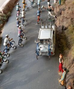 [DIORAMA] Tramo de subida Vuelta ciclista con figuras (125 x 34 x h: 21 cms. / Con vitrina metacril.)  1:43 Kit Car 43 - Image 3