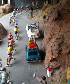 Alternative view of [DIORAMA] Tramo de subida Vuelta ciclista con figuras (125 x 34 x h: 21 cms. / Con vitrina metacril.)  1:43 Kit Car 43
