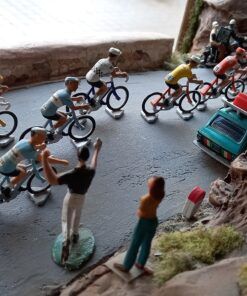 [DIORAMA] Tramo de subida Vuelta ciclista con figuras (125 x 34 x h: 21 cms. / Con vitrina metacril.)  1:43 Kit Car 43 - Image 5