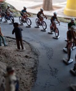 [DIORAMA] Tramo de subida Vuelta ciclista con figuras (125 x 34 x h: 21 cms. / Con vitrina metacril.)  1:43 Kit Car 43 - Image 8